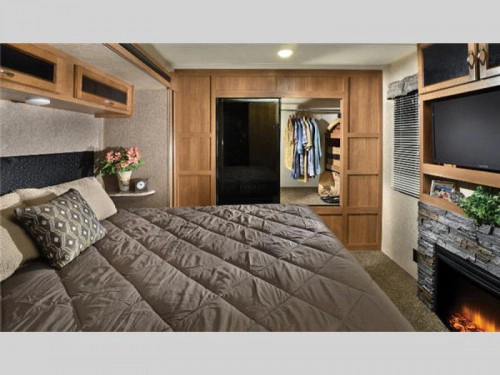 Coachmen Catalina Legacy Travel Trailer- master bedroom