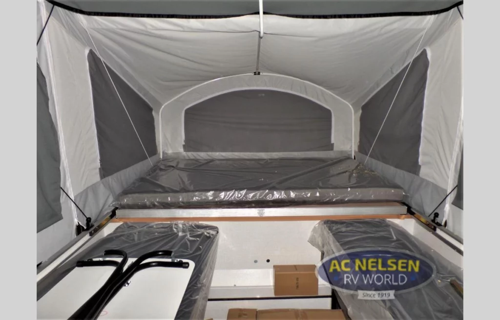 Pop-Up Camper, Coachmen Clipper 806XLS-2 - Interior sleeping area